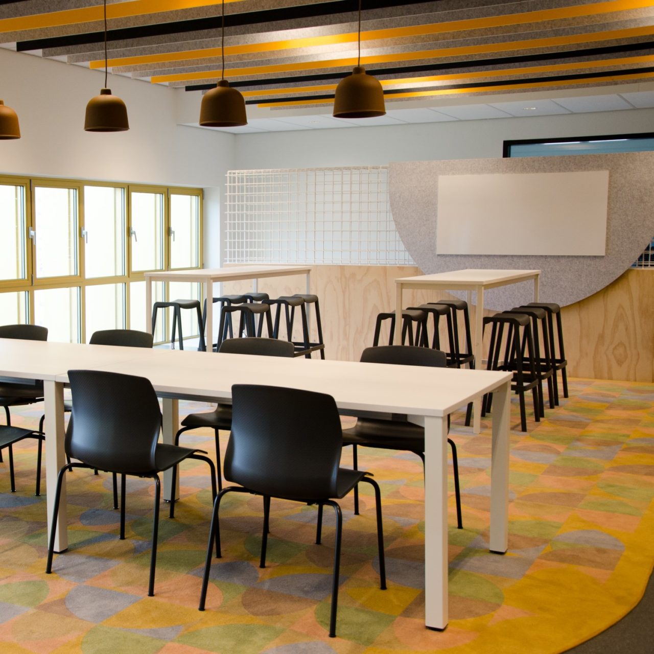 Open leerruimte, statafel met krukken, tafel met stoelen 1